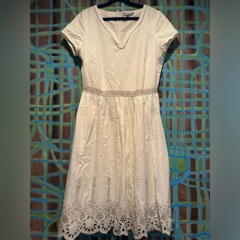 DE COLLECTION 100% cotton ecru with taupe embroidery size small